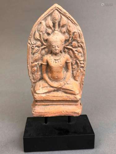 Stèle votive en terre cuite représentant Bouddha en méditati...