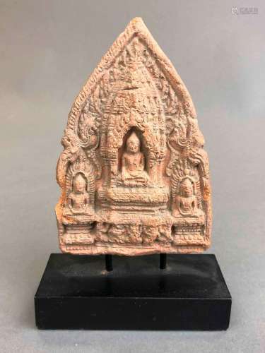Stèle votive en terre cuite ornée d’un Bouddha en méditation...