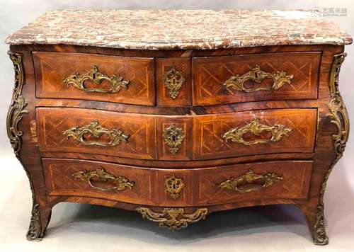 Commode de forme tombeau en marqueterie de bois de placage o...