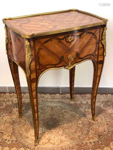 Maison SORMANI. Petite table chiffonnière de style Louis XV,...