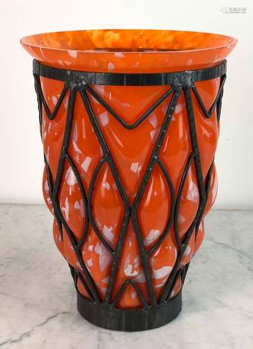 Louis MAJORELLE (1859 1926) et DAUM Nancy. Grand vase de for...