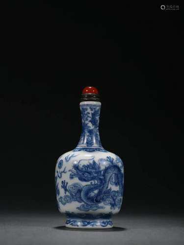 A Fine Bule and White Snuff Bottle With Dragon Pattern