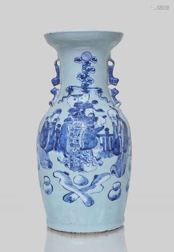 CHINE.Vase en porcelaine à fond céladon à décor en camaïeu b...