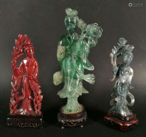 CHINE. Trois statuettes représentant une guanyin, une en aga...