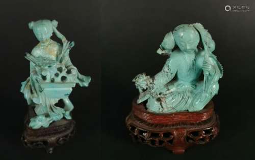 CHINE. Deux statuette en turquoises figurant une guanyin ten...