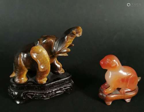 CHINE.Deux statuettes, l'une en oeil de tigre, figurant ...