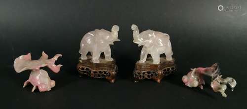 CHINE.Paire d'éléphants en quartz rose et deux poissons ...