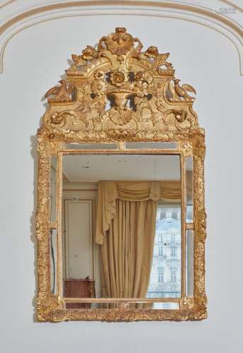Important miroir à parecloses et à fronton en bois sculpté e...