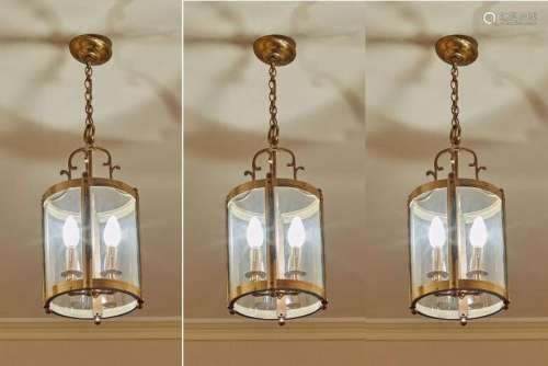 Suite de trois lanternes en laiton et verre.Style Louis XVI....