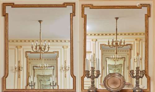 Paire de miroirs en bois mouluré, sculpté et doré.Style Loui...