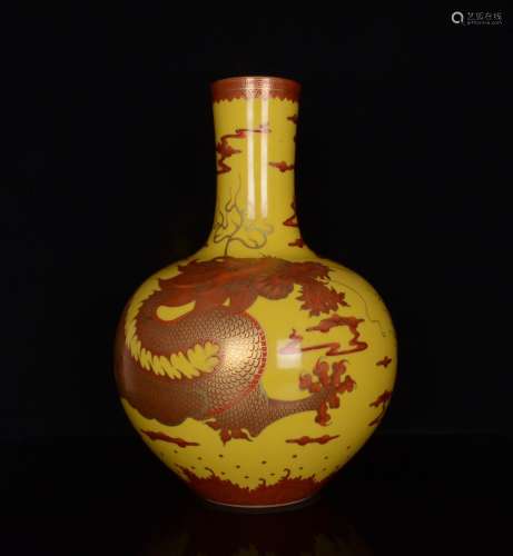 清乾隆黄釉矾红描金龙纹天球瓶