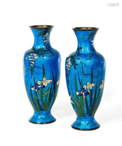 98. PAIRE DE VASES de forme fuseauà panse ovoïde en métal ém...