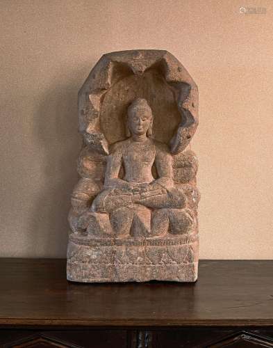Statuette en grès rose du bouddha sous le naga, les mains en...