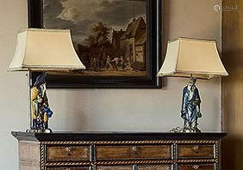 Deux statuettes montées en lampe, en grès émaillé polychrome...