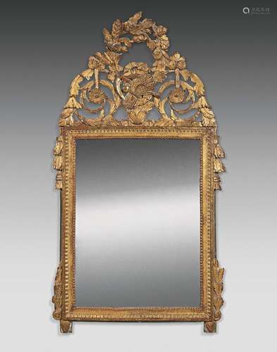 Miroir en bois sculpté et doré à décor dit de Salambier comp...