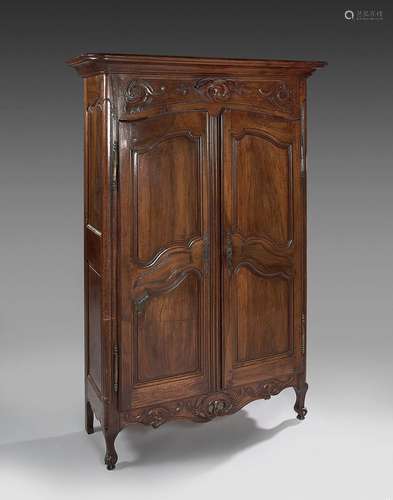 Armoire en noyer mouluré et sculpté à décor d'une coquil...