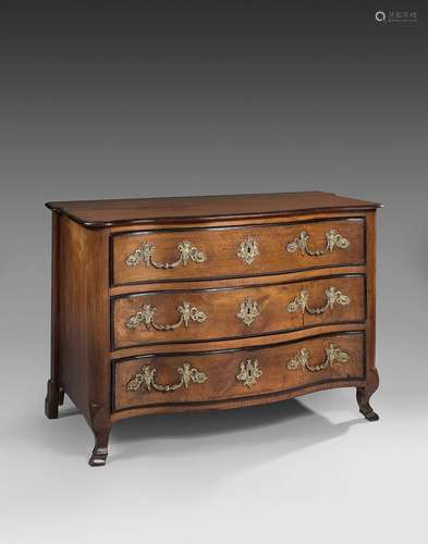 Commode en noyer mouluré ; de forme sinueuse, elle ouvre par...