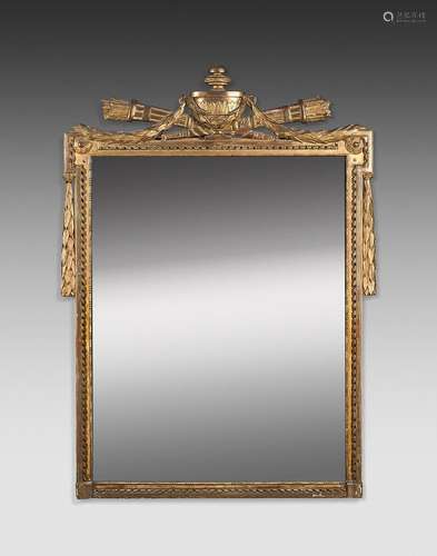 Grand miroir en bois sculpté et doré à décor de raies-de-per...