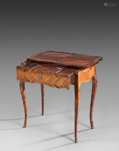 Table de salon marquetée en quartefeuilles de bois de rose d...