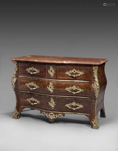 Commode dite « tombeau » marquetée en quartefeuilles, traver...