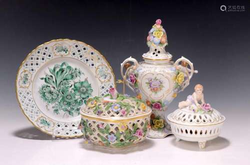 Group of four porcelain objects, Plaue, Schierholz