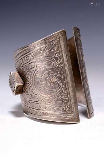 A silver bangle, Kabylia, Siwa, 19th c., engraved