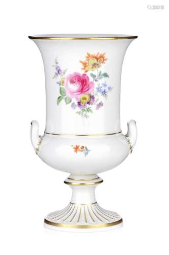 Balustervase mit Blumendekor. Johann Daniel Friedrich Schöne...