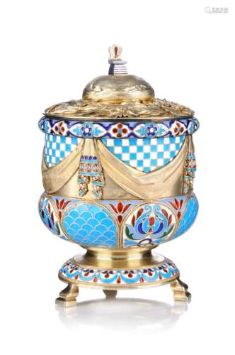 Pokalbecher mit Cloisonné-Dekor. Russland. Um 1900.