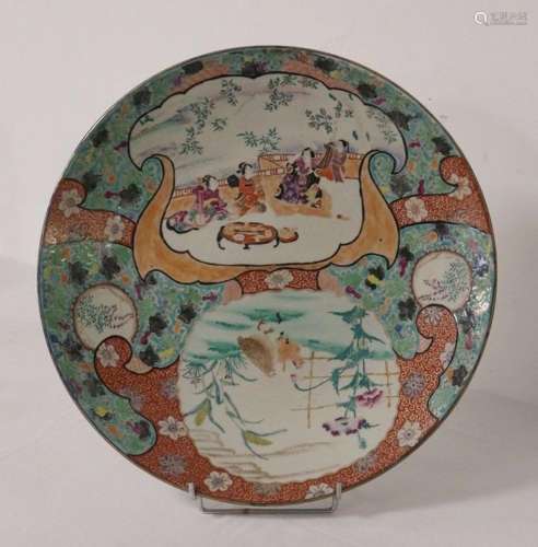 JAPON, XIXe siècle PLAT rond en porcelaine émaillée polychro...