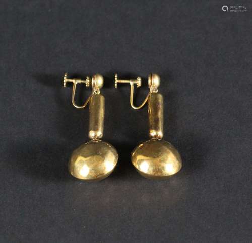 Paire de pendants d'oreilles en or jaune mat 750°°°. Sys...