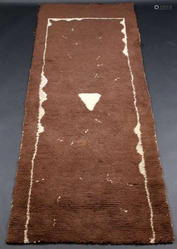 Pierre LEGRAIN (1888 – 1929) Tapis en laine marron à décor d...