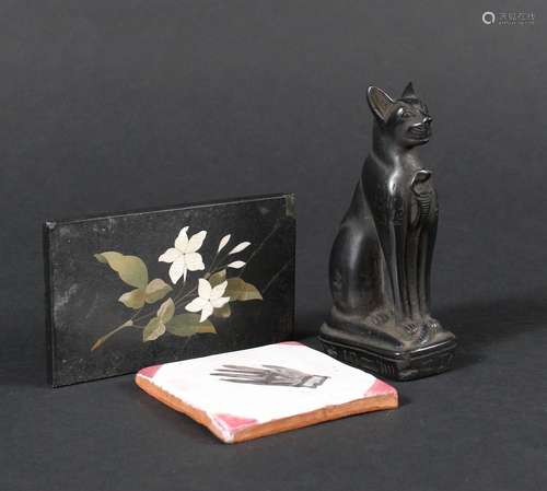 Ensemble de souvenirs du bureau de Jeanne TACHARD : Bastet e...