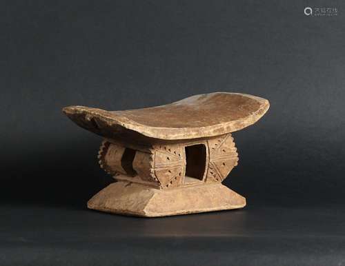 ASHANTI – Ghana. Tabouret en bois léger. Dimensions: 0, 32 x...