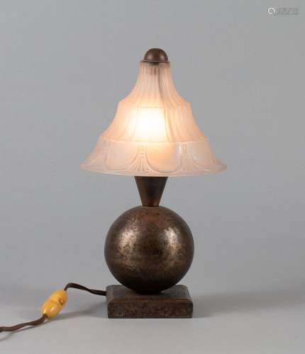 Edgar BRANDT (1880-1960)Lampe en fer forgé patiné présentant...