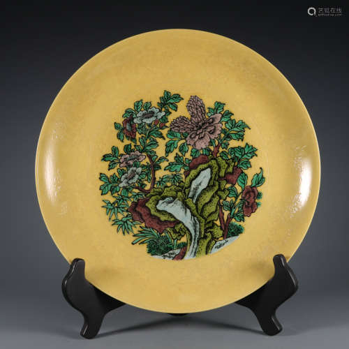Yellow Glazed Plate with the Pattern of Flowers