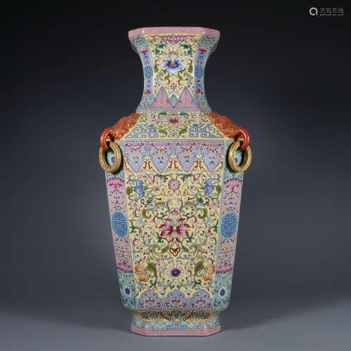 Famille Rose Bottle with the Pattern of Flowers