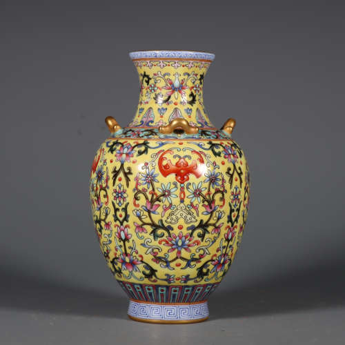 Famille Rose Vase with Gold and the Pattern of Flowers