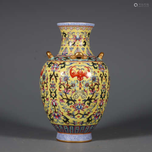 Famille Rose Vase with Gold and the Pattern of Flowers