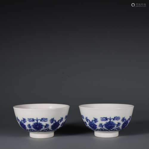 A Pair of Blue-and-white Bowl with the Pattern of Flowers