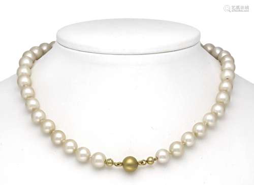 Pearl necklace with magnetic c