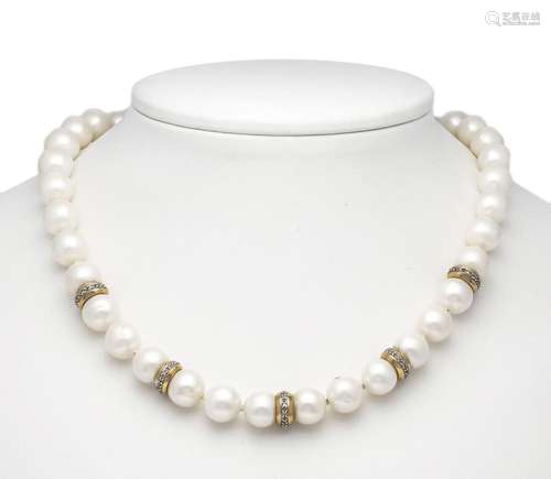 Pearl necklace with lobster cl