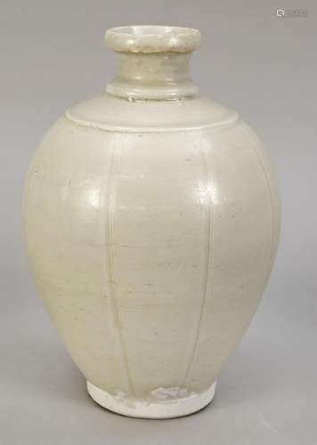 Monochrome vase in melon shape, C