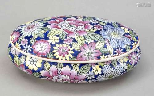 Oval Famille Rose lidded box, Chi