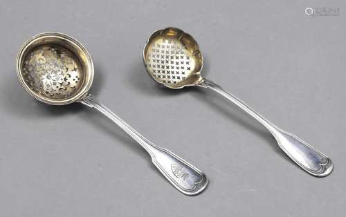 Two sieve spoons/sugar sprinkl