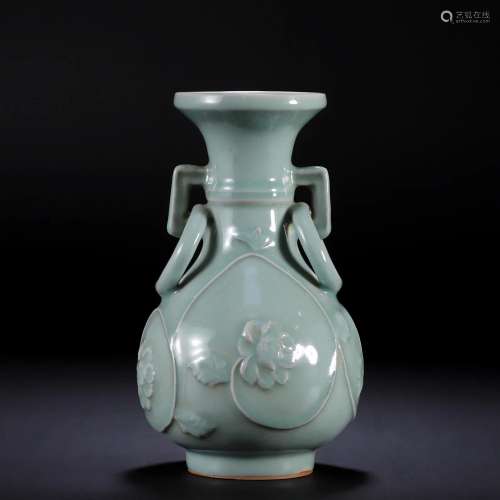 A Chinese Longquan Celadon Glaze Vase Qing Dyn.