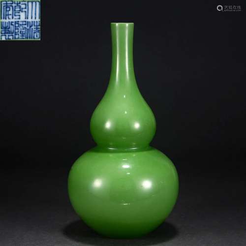 A Chinese Apple Green Glazed Double Gourds Vase Qing Dyn.