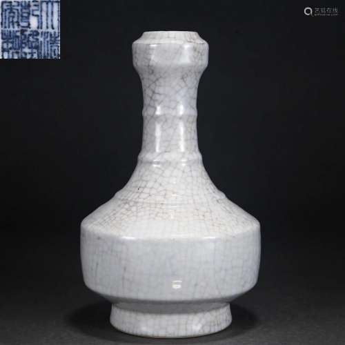 A Chinese Ge-ware Garlic Head Vase Qing Dyn.