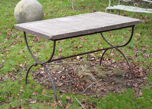 A STONE TOPPED IRON BASE GARDEN TABLE, EARLY 20TH CENTURY