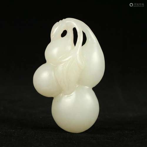 A WHITE JADE 'GRAPES' PENDANT