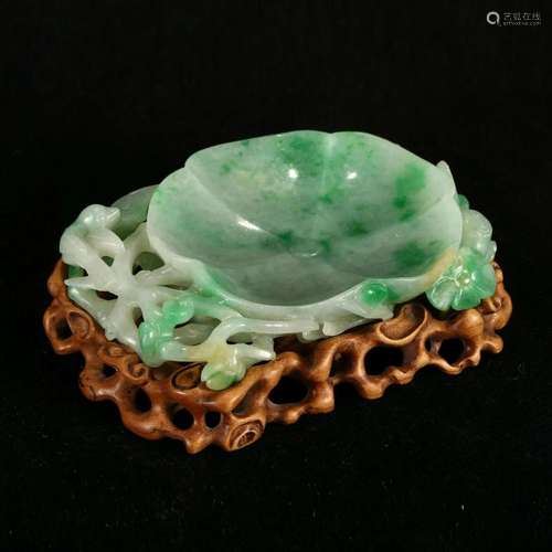 A JADEITE 'LOTUS' BRUSH WASHER